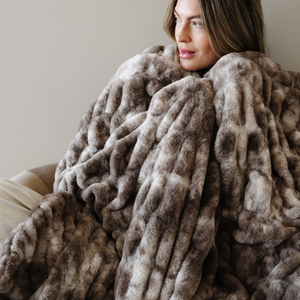 DOUBLE RUCHED FAUX FUR THROW BLANKETS: Chocolate Blend