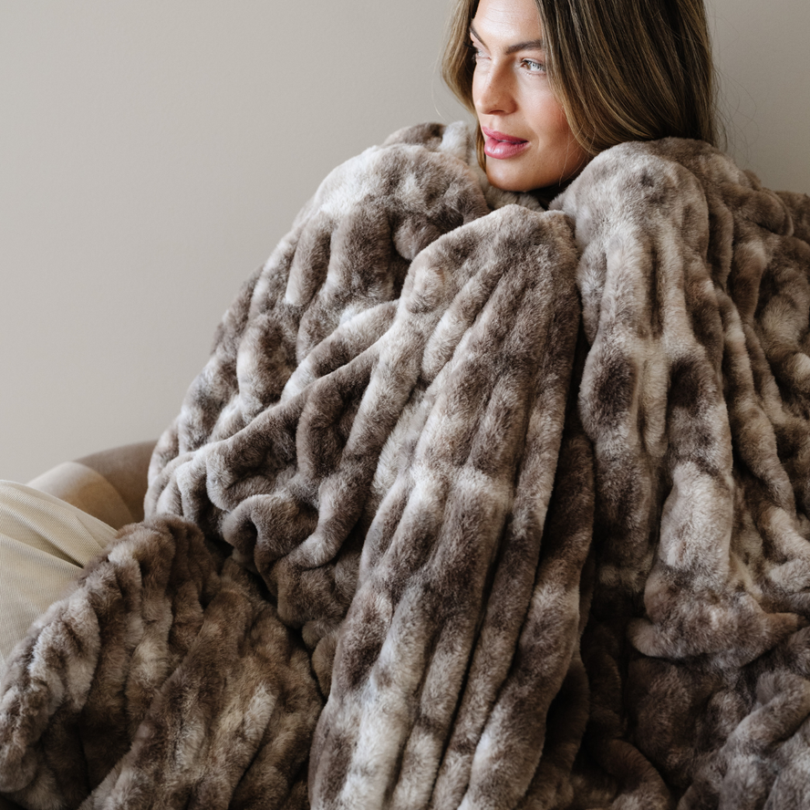 Double Ruched Faux Fur Throw Blanket: Chocolate Blend