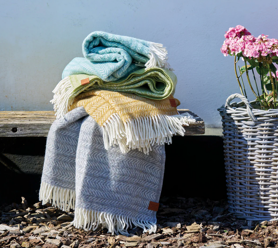 Point Brushed Recycled Wool/Lambswool Throw: Lime